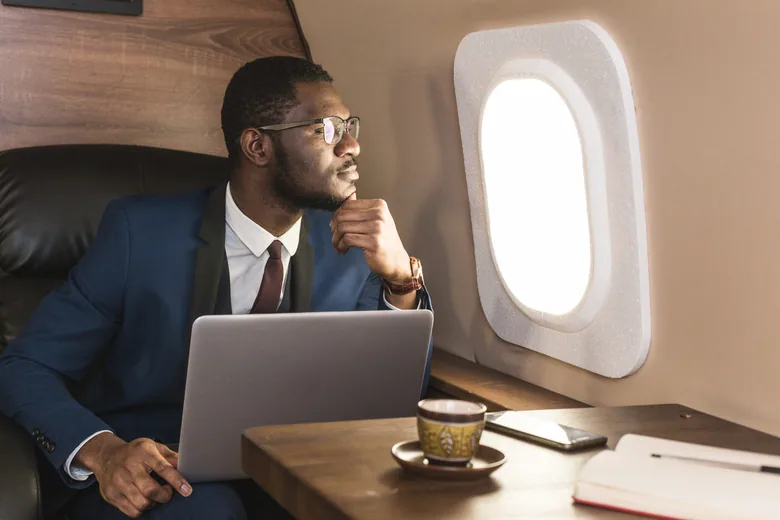 Voyageur d’affaires en aéroport